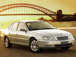 日落時銀色 Statesman 汽車停泊在雪梨港灣大橋和歌劇院附近。 — 好看汽車 壁紙