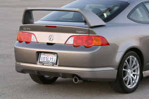 銀色Acura RSX-S跑車停在瀝青路上，帶有加州車牌。 — MacBook Air 壁紙