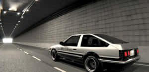 銀色AE86汽車在夜間隧道中疾馳，出口燈光明亮。 — 頭文字D 壁紙
