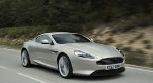 銀色Aston Martin在森林道路上飛馳 — 奧斯頓馬丁 壁紙