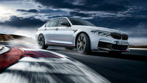 銀色BMW M5在賽道上奔馳，帶有動態模糊和多雲天空。 — Mercedes Benz C300 壁紙