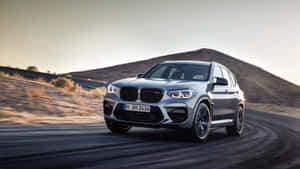銀色BMW X3 M SUV在黃昏的沙漠公路上高速行駛。 — Mercedes Benz C300 壁紙
