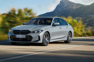 銀色BMW轎車在日落時分於山路上高速行駛。 — Mercedes Benz C300 壁紙