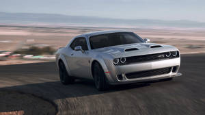 銀色Dodge Challenger SRT Hellcat在沙漠公路上疾馳。 — 道奇挑戰者 壁紙