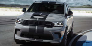 銀色Dodge Durango SRT帶有黑色賽車條紋在賽道上。 — 道奇挑戰者 壁紙