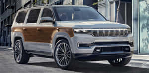 銀色Jeep Grand Wagoneer SUV，帶有木紋飾條，停在城市街道上。 — 吉普 壁紙