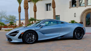 銀色McLaren 720S停放在帶有棕櫚樹的豪宅前。 — 麥拉倫 壁紙