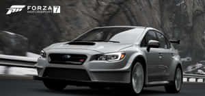 銀色Subaru WRX STI在《極限競速7》的積雪山路上競速。 — 極限競速7 壁紙