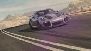黃昏時分，銀色保時捷 GT2 RS 在山路上奔馳。 — 電玩遊戲 GIF 壁紙