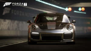 銀色保時捷賽車在黑暗的隧道中疾馳，帶有發光的燈光和Forza Motorsport品牌標誌。 — 夜晚 壁紙