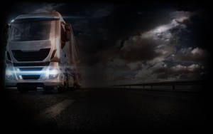 銀色卡車在暴風雨雲層下夜間行駛，車頭燈亮著。 — 酷卡車 壁紙