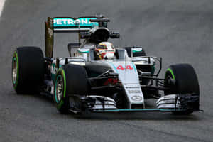編號 44 的 Formula 1 賽車在潮濕的賽道上高速行駛。 — 白色法拉利 壁紙