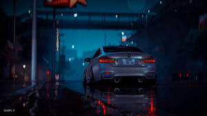 銀色汽車在雨夜霓虹燈城市街道上行駛，濕漉漉路面有倒影。 — 好看汽車 壁紙