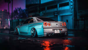 夜間在霓虹燈下，濕漉漉的城市街道上停著一輛銀色跑車。 — 日產 Skyline GTR R34 壁紙