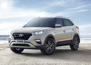 銀色現代Creta SUV停泊在海邊碼頭上，有海浪。 — 好看汽車 壁紙