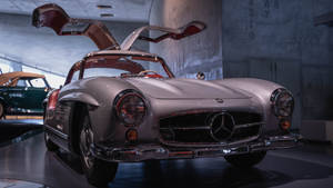 銀色賓士300 SL，在博物館環境中打開鷗翼車門。 — Mercedes Benz C300 壁紙