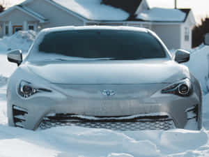 銀色跑車被雪覆蓋在一個積雪的住宅區。 — 好看汽車 壁紙
