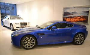 藍色 Aston Martin 和白色 Rolls Royce 在時尚現代汽車展示間中。 — 美學深藍 壁紙