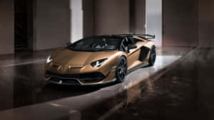 金色藍寶堅尼 Aventador SVJ Roadster 在黑暗的工業車庫中，帶有聚光燈效果。 — 4K 藍寶堅尼 壁紙