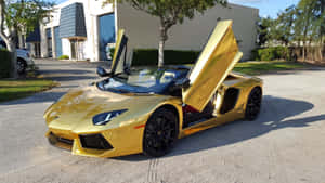 金色藍寶堅尼Aventador車門打開，在陽光明媚的日子停泊在戶外。 — 蘭博基尼 壁紙