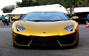 金色藍寶堅尼Aventador在戶外車展活動中，附近有人群。 — 蘭博基尼 壁紙