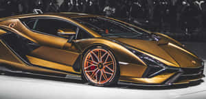 金色藍寶堅尼跑車在車展上展出，後面有群眾。 — 蘭博基尼 壁紙