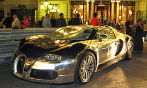 夜間停車的銀色Bugatti Veyron，護欄後方有群眾。 — 汽車 壁紙