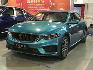 在汽車展廳中展示的青綠色吉利轎車及宣傳橫幅。 — 好看汽車 壁紙