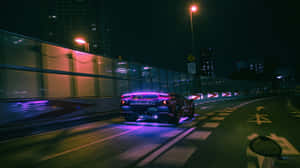 霓虹跑車在夜間城市街道上飛馳。 — 霓虹 壁紙