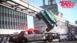 青綠色汽車在城市高速追逐中翻轉在警車上面。
