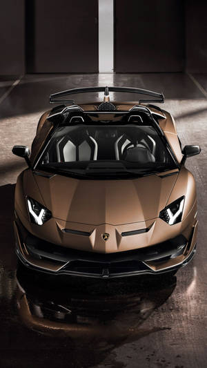 青銅色藍寶堅尼 Aventador Roadster 停放在潮濕的車庫中，燈光效果戲劇性。 — 蘭博基尼 壁紙