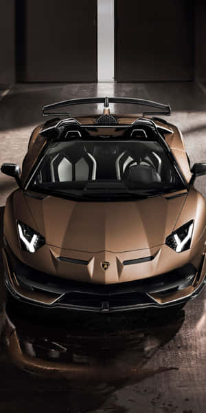 青銅色藍寶堅尼 Aventador Roadster 停放在帶有反光濕地板的簡約車庫中。 — 4K 藍寶堅尼 壁紙