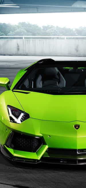 萊姆綠色藍寶堅尼 Aventador 敞篷跑車停在高架橋下。 — iPhone 17 壁紙