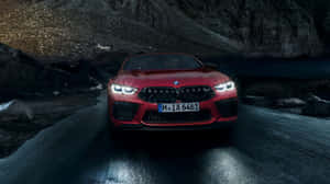 紅色BMW M8 Coupe在夜間穿過湖邊的山區地形。 — Mercedes Benz C300 壁紙