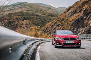 紅色BMW在山路上，有秋葉和護欄。 — Mercedes Benz C300 壁紙