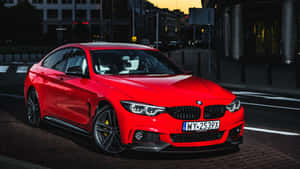 紅色BMW跑車停泊在夕陽下的城市街道上。 — Mercedes Benz C300 壁紙