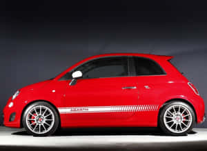 攝影棚中的紅色Fiat 500 Abarth跑車，帶有白色賽車條紋和銀色輪圈。 — 飛雅特 壁紙