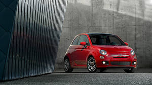 紅色Fiat 500停放在混凝土和金屬牆壁旁。 — 飛雅特 壁紙