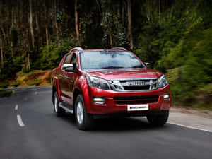 紅色Isuzu V-Cross皮卡車在林間道路上行駛。 — 卡車 壁紙