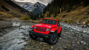 紅色Jeep Wrangler Rubicon穿越岩石密佈的山間溪流。 — 吉普 壁紙