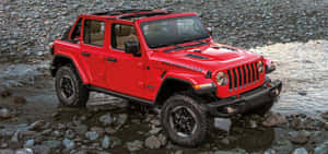 紅色Jeep Wrangler Rubicon駛過淺石溪。 — 吉普 壁紙