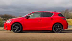 紅色Lexus CT 200h混合動力車在多雲的日子停放在水邊。 — 凌志 壁紙