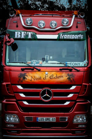 紅色Mercedes-Benz卡車，帶有「Nuit d'Eden」棕櫚樹設計和「BFT transports」標誌。 — 小米平板 8 壁紙