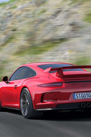 紅色保時捷911 GT3在日落時分於山路高速行駛 — iPhone 11 Pro 壁紙