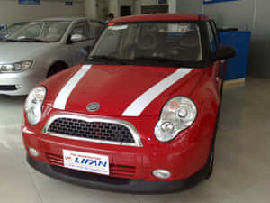 帶有白色條紋的紅色力帆汽車在展廳中 — 改裝摩托車 壁紙