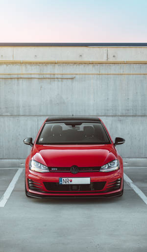 暮色中停在混凝土停車場的紅色福斯GTI。 — 高爾夫球場 壁紙