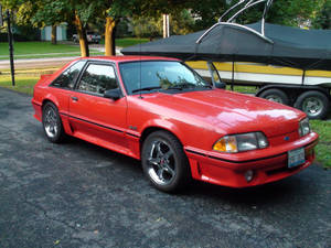 紅色福特 Mustang SVO 停在車道上，旁邊是一個船拖車。 — 老福特卡車 壁紙