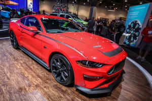 紅色福特野馬GT350R在車展上展出，周圍有群眾。 — 野馬GIF 壁紙