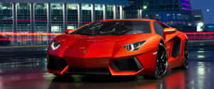紅色藍寶堅尼Aventador夜間停泊在潮濕的城市街道上，帶有光軌。 — 3440x1440 壁紙