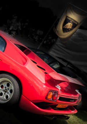 夜間車展中帶有公牛橫幅的紅色藍寶堅尼Countach。 — OnePlus Pad 4 壁紙